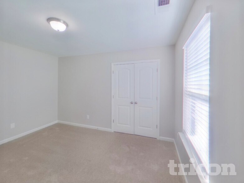 Building Photo - 326 Fairford Rd