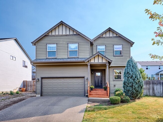Building Photo - Beautiful 4 bedroom/2.5 Bath Home On Large...