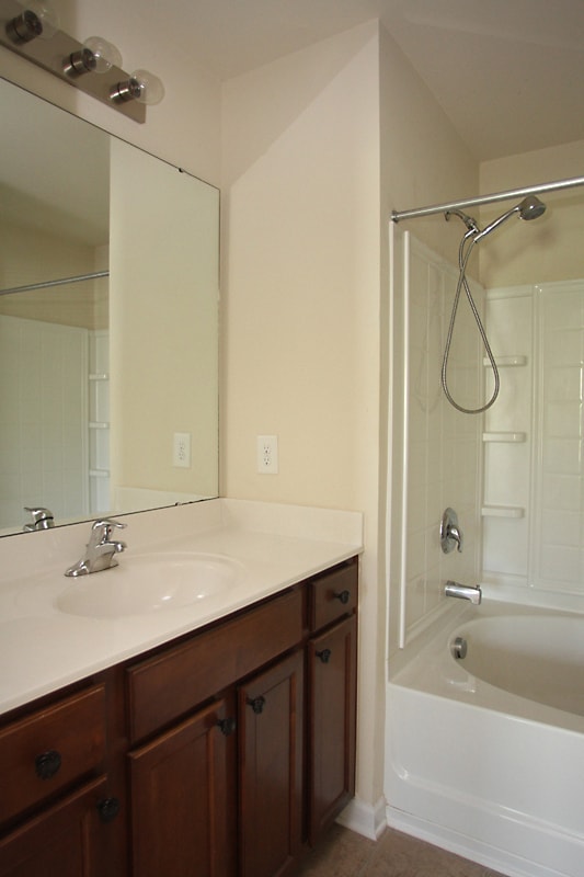 Building Photo - Beautiful Two Bedroom Townhome in Convenie...