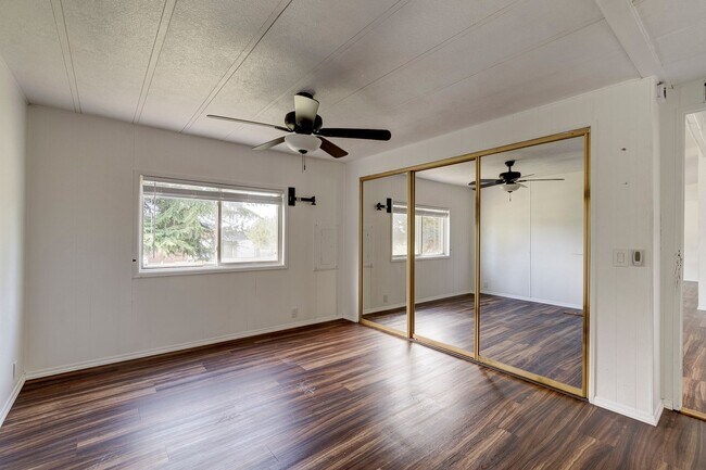 Building Photo - 3 Bed  2 Bath Pet Friendly Home
