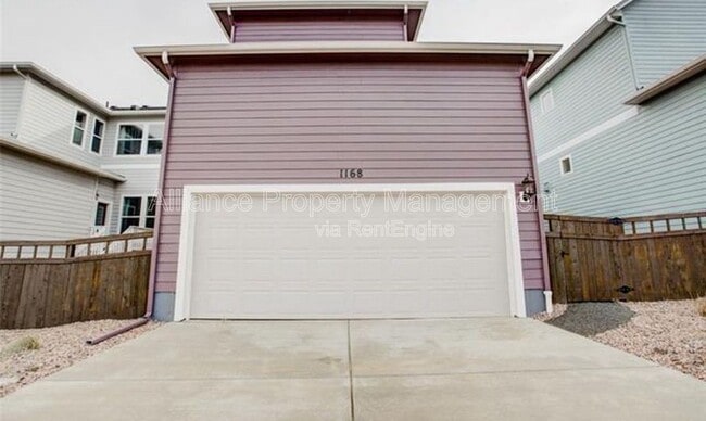 Building Photo - 1168 Solitaire St