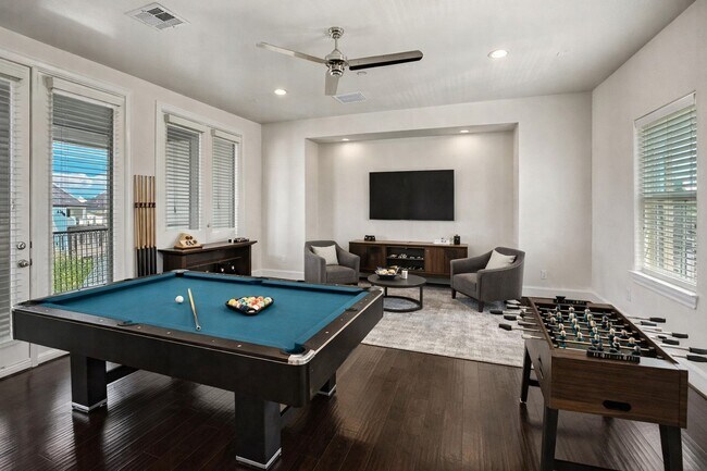 Building Photo - 2003 Covent Garden Station