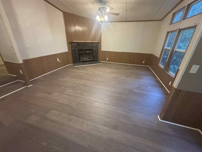 Building Photo - 1020 Little Perry Rd