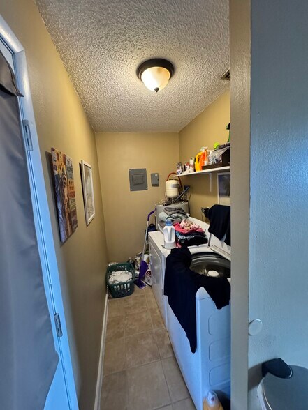 Building Photo - 5204 Beach Dr