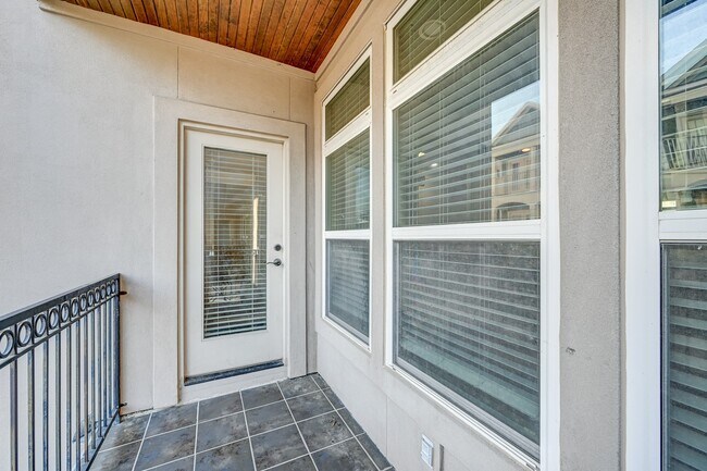 Building Photo - 1325 W 24th St