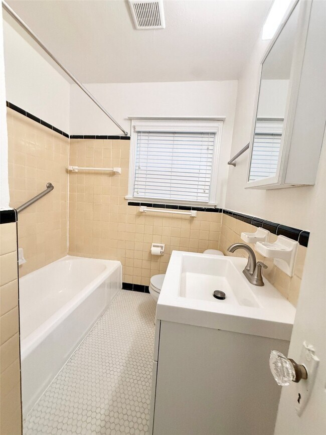 Building Photo - 4010 Yupon St