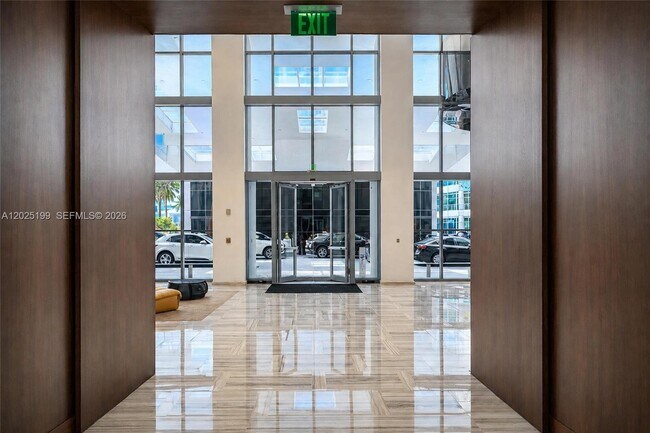 Building Photo - 1300 Brickell Bay Dr