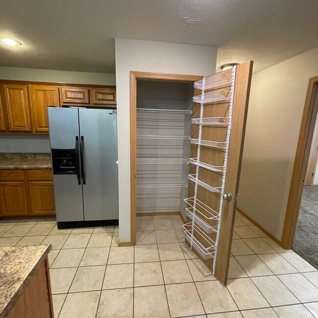 Building Photo - Beautiful 4 bedroom 3 full bathroom home available Now!