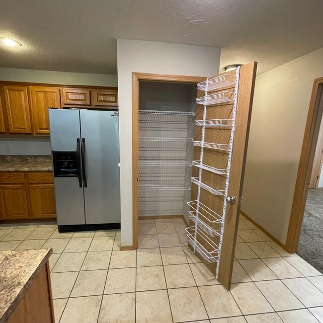 Building Photo - Beautiful 4 bedroom 3 full bathroom Townhome - Owner Special -Move in March and pay no rent until...