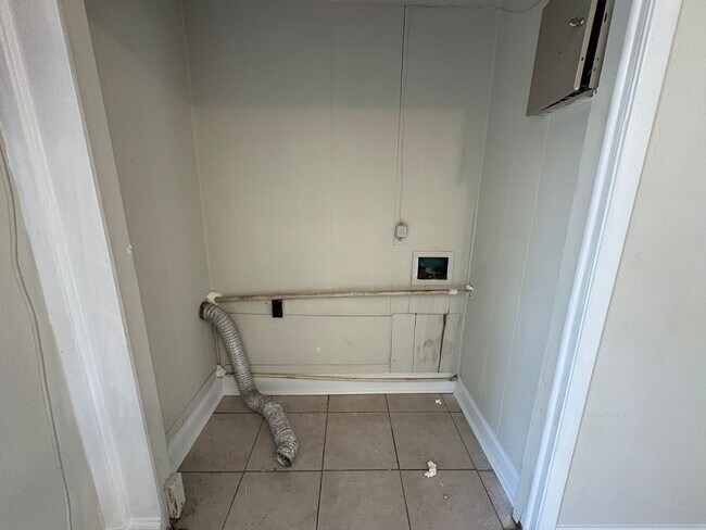 Building Photo - 3 Bed/1.5 Bath in Westland Plaza