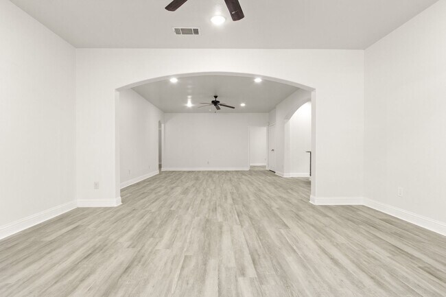 Building Photo - * MOVE IN SUMMER 7/25/2027 * 5 Bed 3 Bath Walk to TCU Light Housekeeping Included