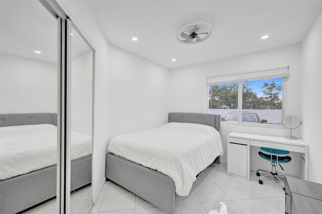 Building Photo - 5514 SW 28th Terrace