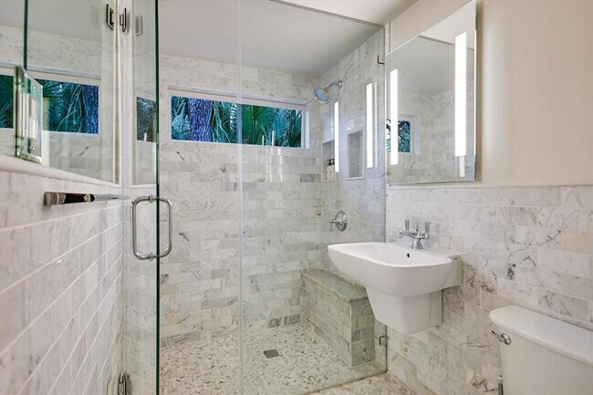 Building Photo - 1402 Windsor Rd