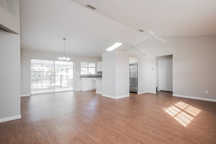 Building Photo - 3406 SW 14th Pl