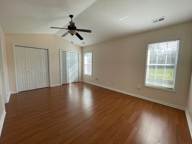 Building Photo - Absolutely Adorable!