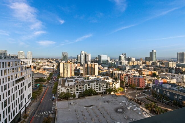 Building Photo - Luxurious 17th-Floor Renaissance Condo with Stunning City Views