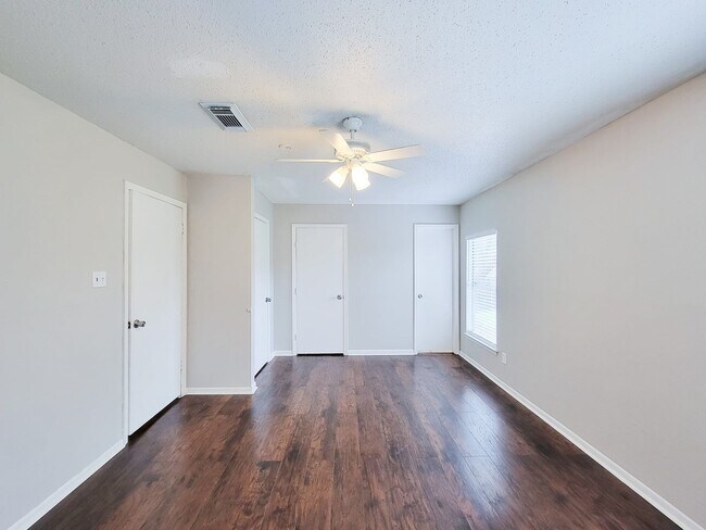 Building Photo - Welcome home to a bright & spacious retreat in sought-after Steeplechase where comfort, function ...