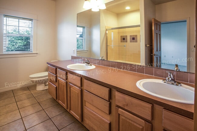 Building Photo - Beautiful 2- Bedroom near Miramont Park!