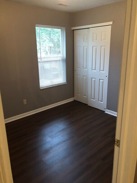 Building Photo - 10843 Tanbark Dr