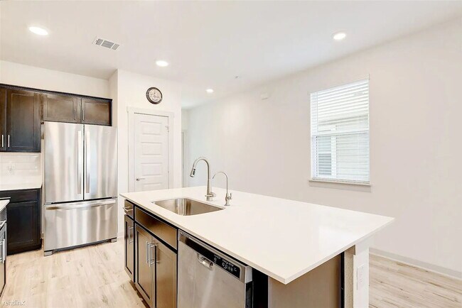 Building Photo - 121 Fairfax Ave