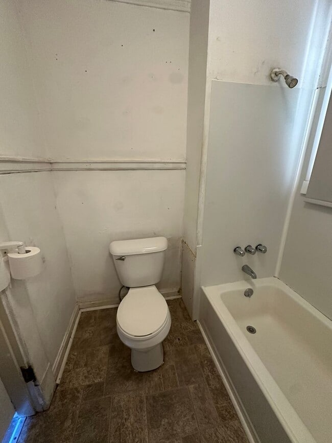 Building Photo - Two bedroom in Lynchburg! Located on the bus line!