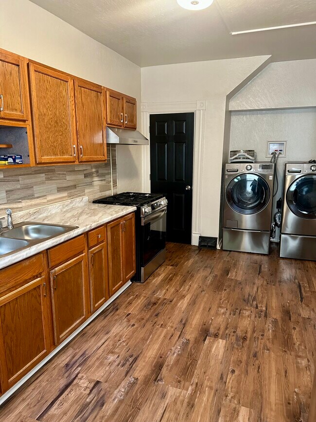 Building Photo - 638 Middle Ave