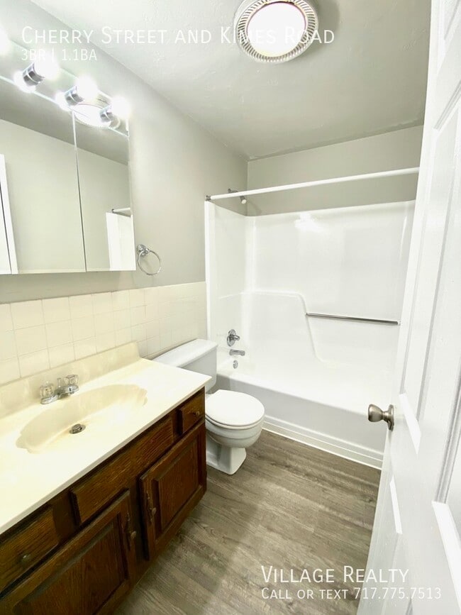 Building Photo - 225 Cherry St