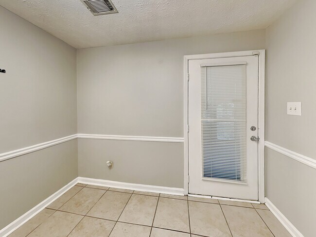 Building Photo - 2140 Kings Gate Cir SW