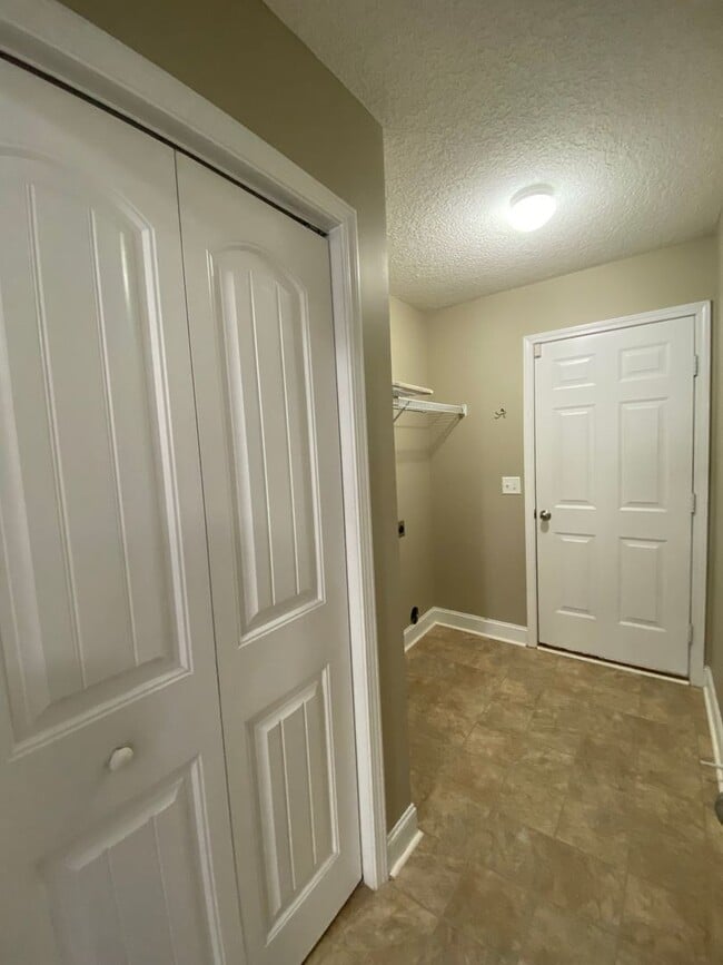 Building Photo - COMING EARLY MAY 2026! (Pet Friendly)