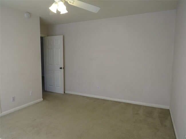Building Photo - 2302 Plantation Bend Dr