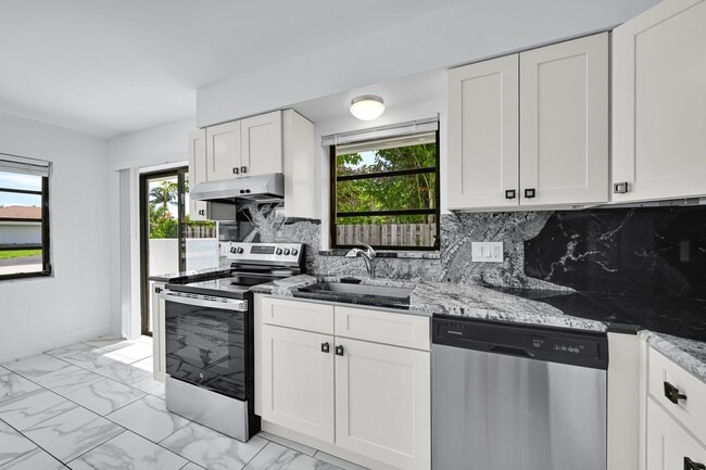 Building Photo - 498 NE 42nd St