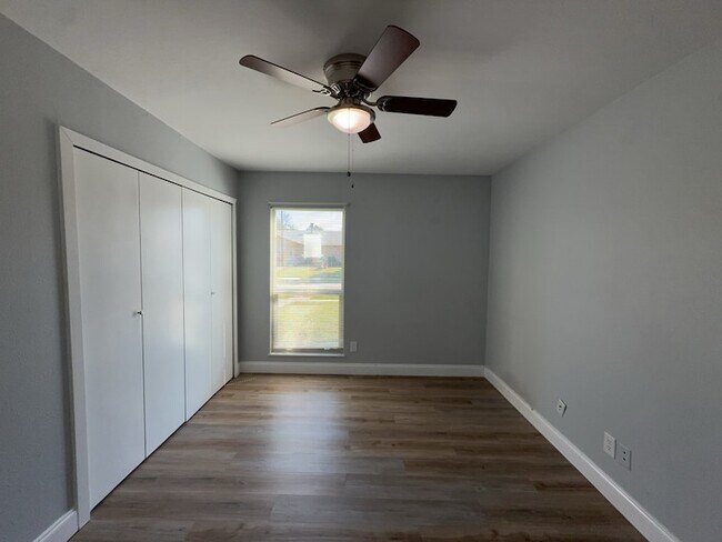 Building Photo - 8917 Vernon Dr