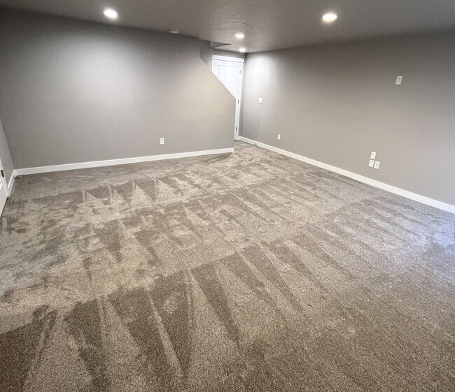 Building Photo - Beautiful 3 Bedroom Townhome in Bluffdale