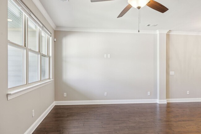 Building Photo - 3 BR/2.5 BA Luxury Townhome