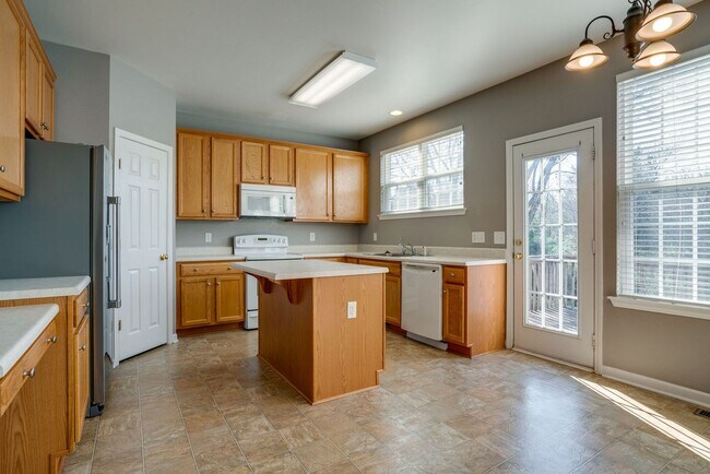 Building Photo - COMING SOON! 3- or 4-bed/3.5-bath in Brent...