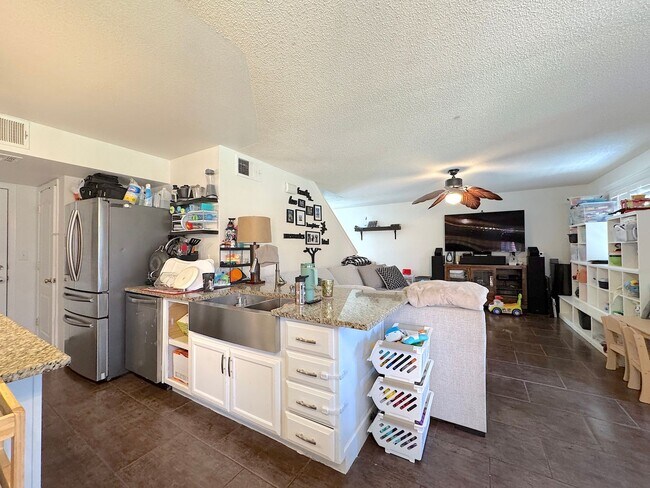 Building Photo - East El Paso 4 bed Refrig A/C w/Gorgeous L...