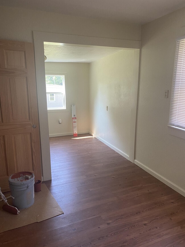 Building Photo - 313 E College St