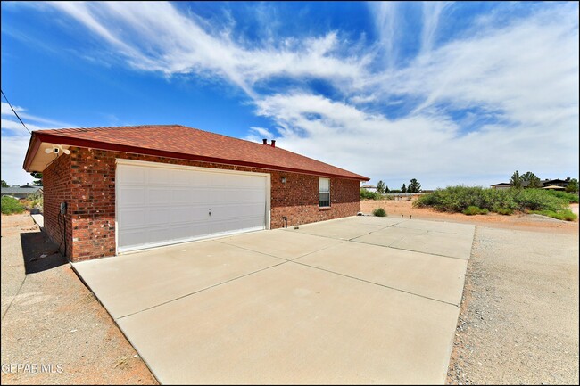 Building Photo - 14101 Koshare Ct