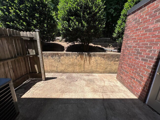 Building Photo - 2 Bed, 1.5 Bath Townhome in Prime Location...