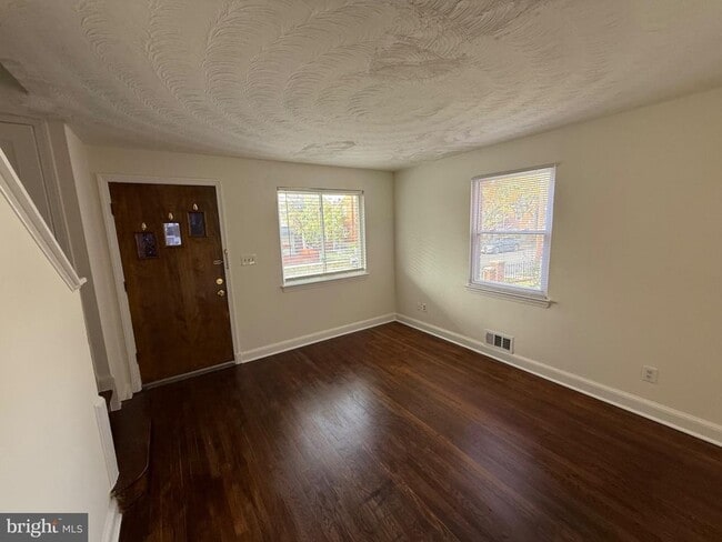 Building Photo - 374 Chaplin St SE