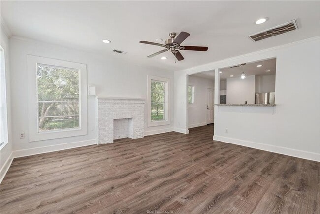 Building Photo - AUGUST PRE-LEASE!! Adorable 3/2 close to D...