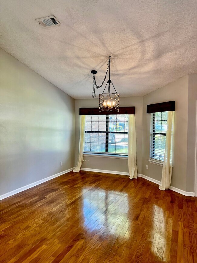 Building Photo - 3/2 with fenced in yard!