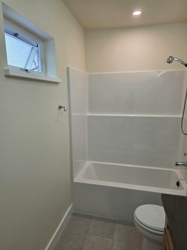 Building Photo - 3924 SE Grant Ct