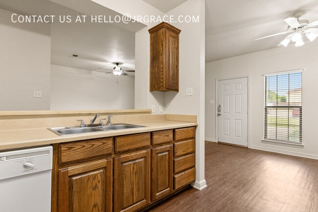 Building Photo - 2100 Breezy Dr