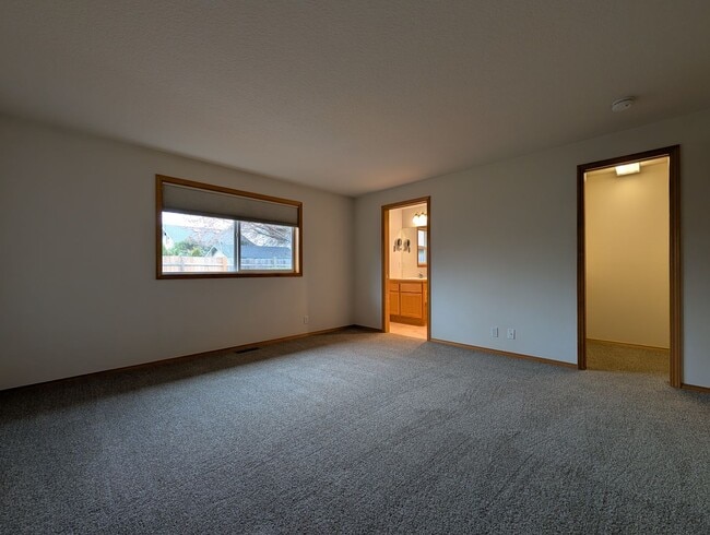 Building Photo - Beautiful 3-Bedroom, 2-Bath Home With fenced yard!