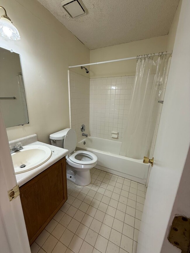 Building Photo - **** $125 PRICE DROP NOW 1975!!!****    Be...