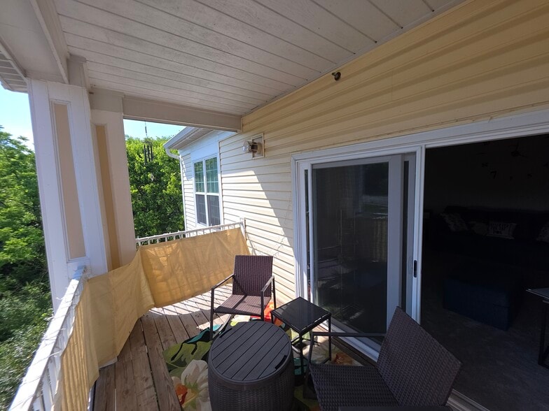 balcony - 43300 Marymount Ter