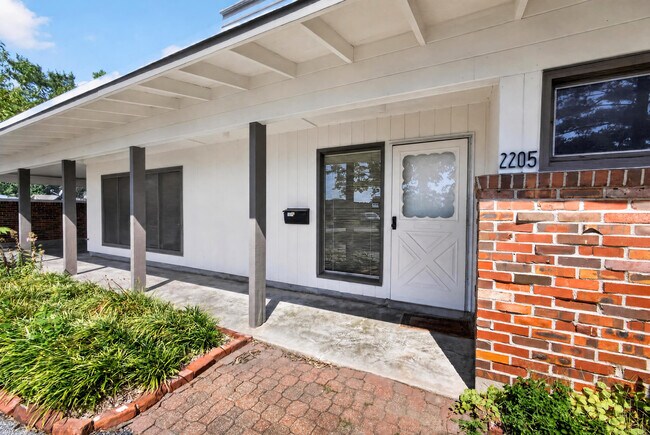 Building Photo - 2205 Country Club Dr