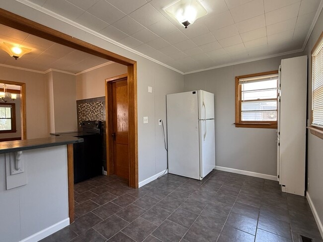 Building Photo - 3 bedroom 1 bath near downtown