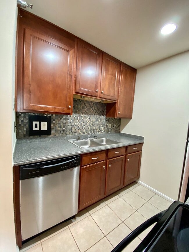 Building Photo - One Bedroom Condo in North Stafford